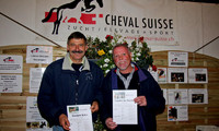 Pierre Saunier et Hans Zimmermann, gagnants des bons de saillie offerts aux éleveurs des meilleurs chevaux CH, élevés par un membre actif de la fédération CHEVAL SUISSE
